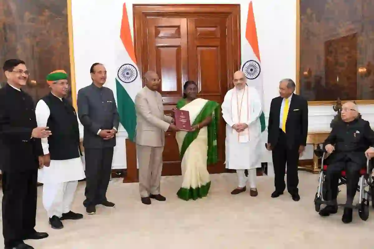 पूर्व राष्ट्रपति राम नाथ कोविंद की अध्यक्षता वाली समिति ने ‘एक राष्ट्र, एक चुनाव’ पर राष्ट्रपति मुर्मू को सौंपी रिपोर्ट, जानें खास बातें