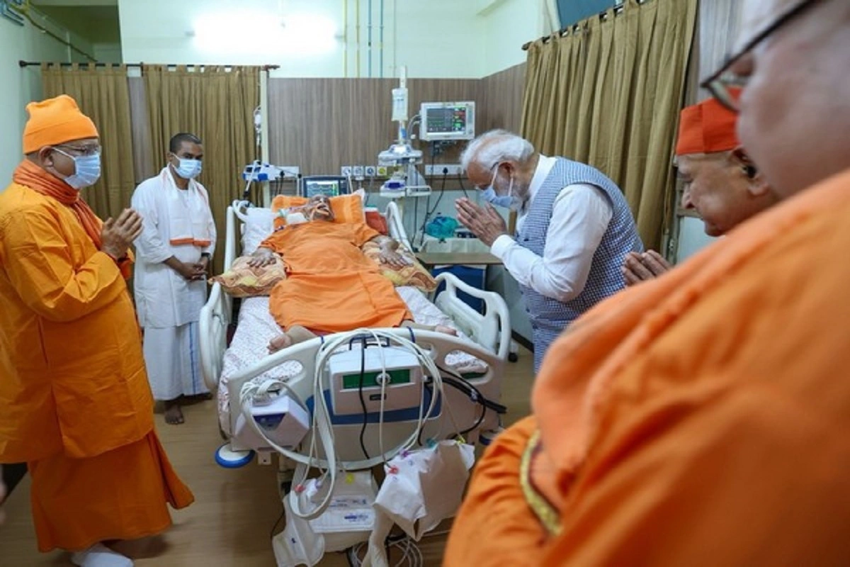 पीएम मोदी ने कोलकाता के अस्पताल में भर्ती रामकृष्ण मिशन के अध्यक्ष श्रीमत स्वामी स्मरणानंद महाराज से की मुलाकात