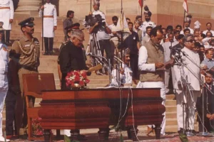 साल 1990 में राष्ट्रपति भवन में प्रधानमंत्री पद की शपथ लेने के दौरान चंद्रशेखर.