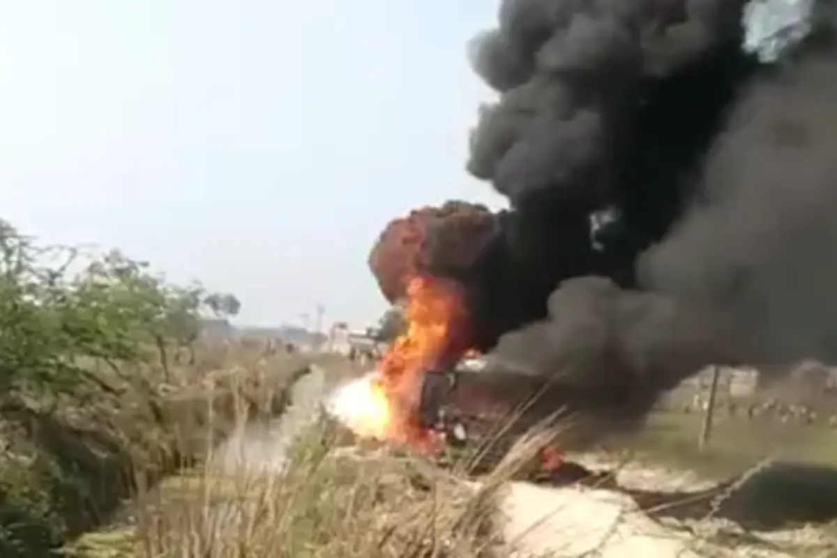 UP News: हाईटेंशन तार की चपेट में आने से आग का गोला बनी बस, 5 यात्रियों की जलने से मौत