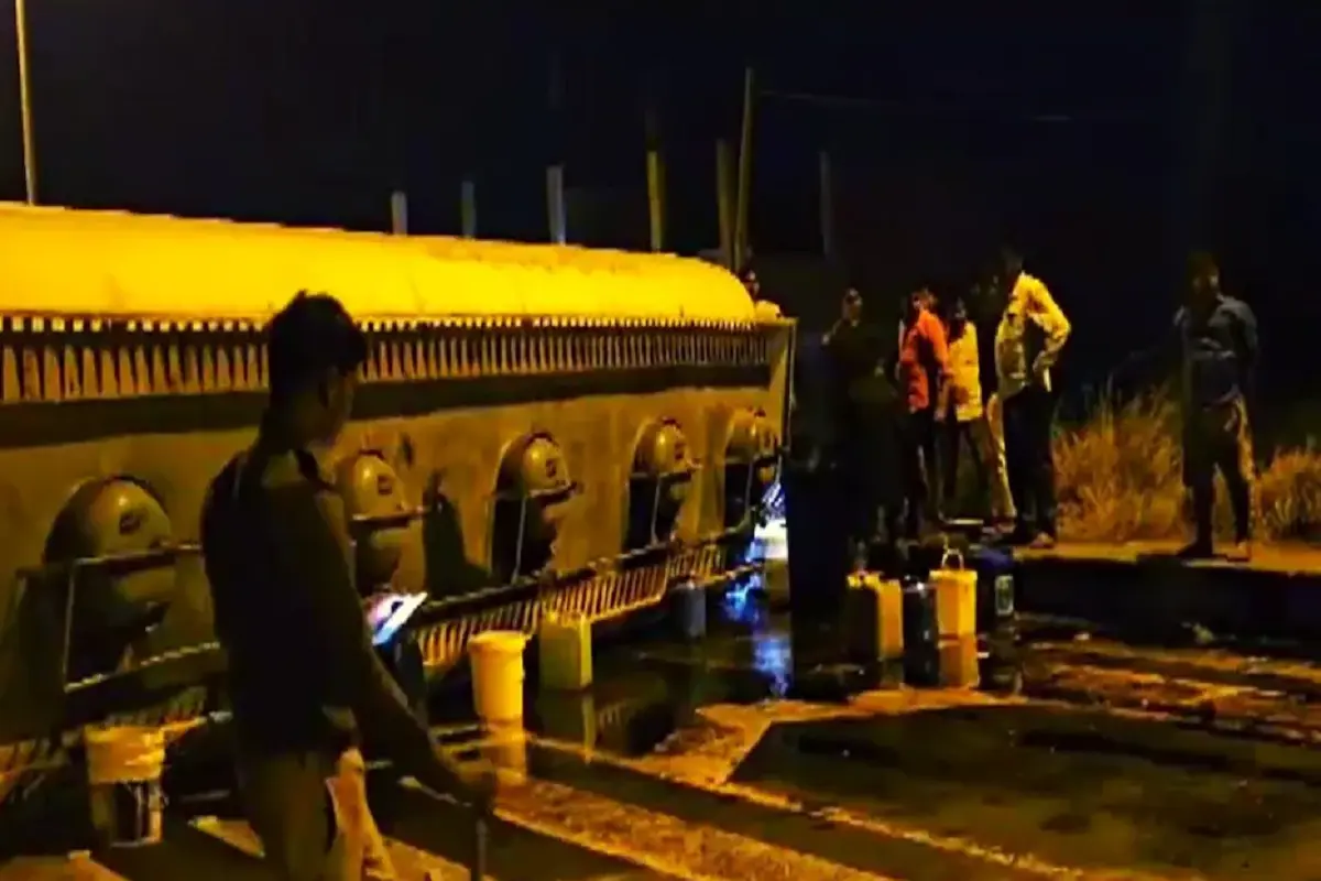 Saharanpur: हवाई जहाज का तेल लूटने के लिए मची भगदड़… लखनऊ से वाराणसी जा रहा टैंकर अनियंत्रित होकर पलटा