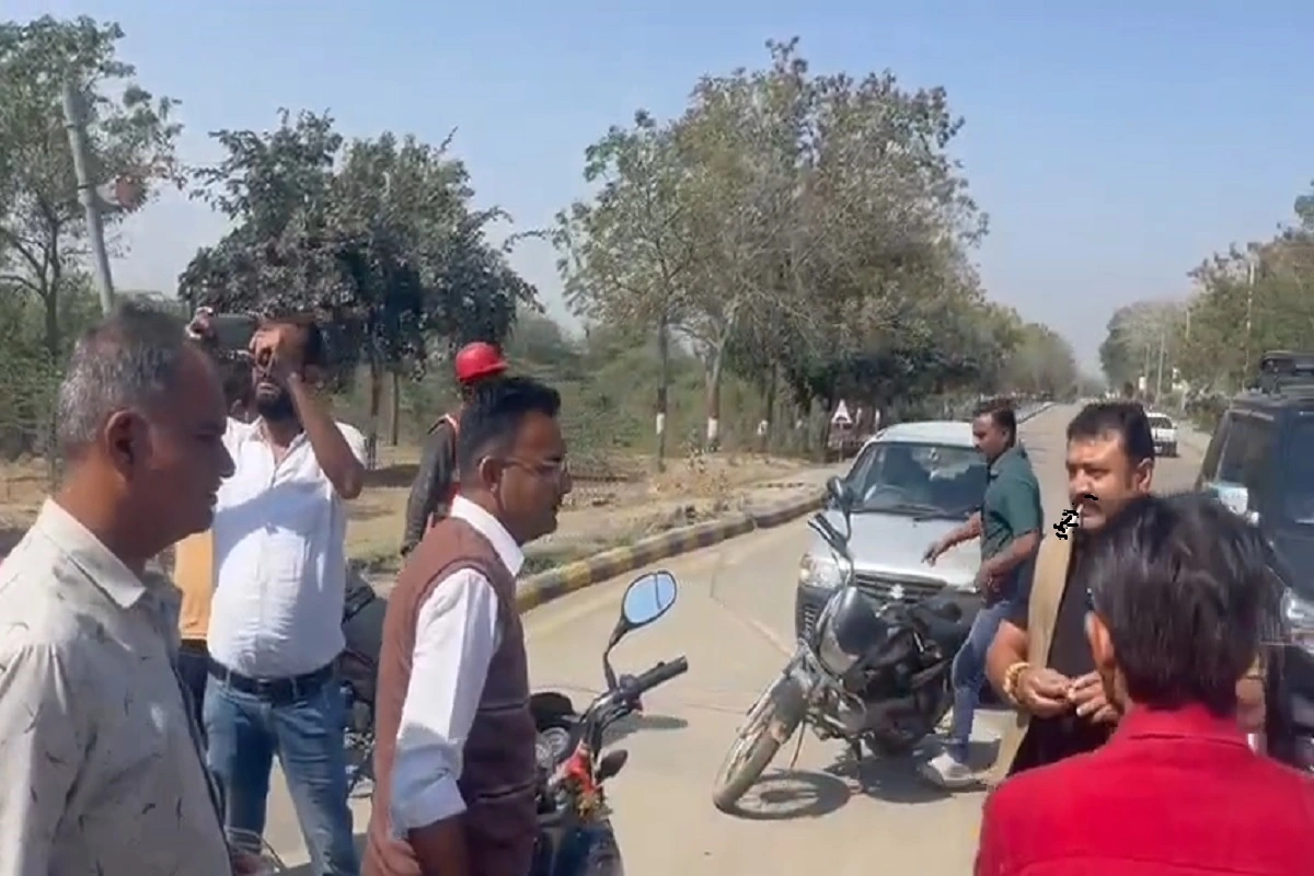 राजस्थान के सिरोही में सरकारी शिक्षक की ऑन ड्यूटी बीच सड़क पर दंबगई, कार से बाइक सवार को कुचलने का आरोप