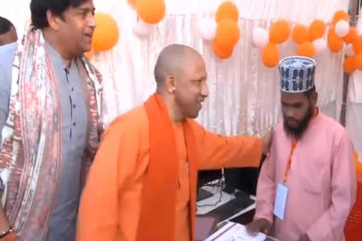 Gorakhpur: सीएम योगी के सामने एक मुस्लिम युवक ने किया कुछ ऐसा…कि चौंक गए सब, वायरल हुआ VIDEO