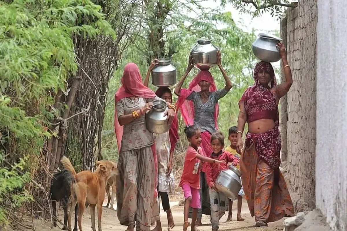 भारत के इस गांव में अजीबोगरीब परंपरा, 5 दिन तक बिन कपड़ों के रहती हैं महिलाएं, जानें इसकी वजह