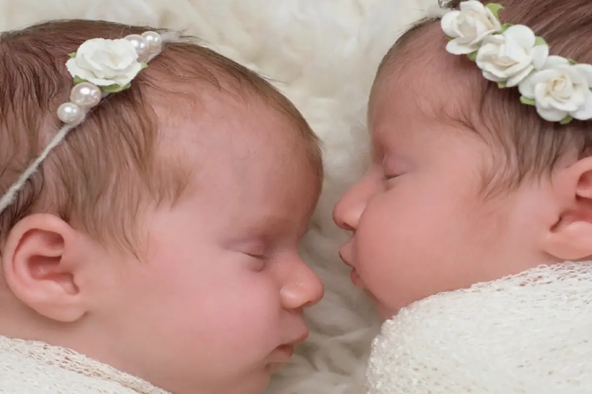 जुड़वां बच्चियों को गोद लेने के लिए तरस गई मां… पैदा होते ही लगी ऐसी बीमारी कि छींकने से ही टूट जाती थीं हड्डियां