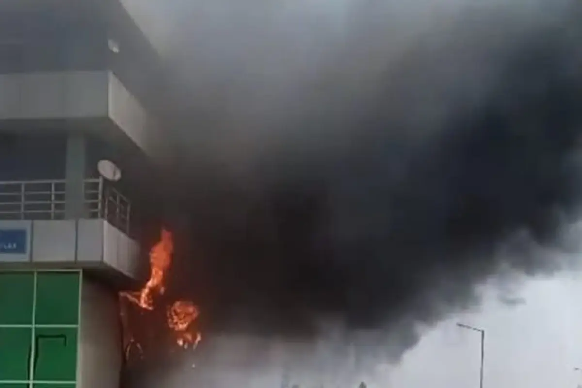 UP News: आजमगढ़ एयरपोर्ट के ATC में लगी भीषण आग, जलकर खाक हुआ सर्वर रूम, 10 मार्च को PM मोदी ने किया था शुभारम्भ