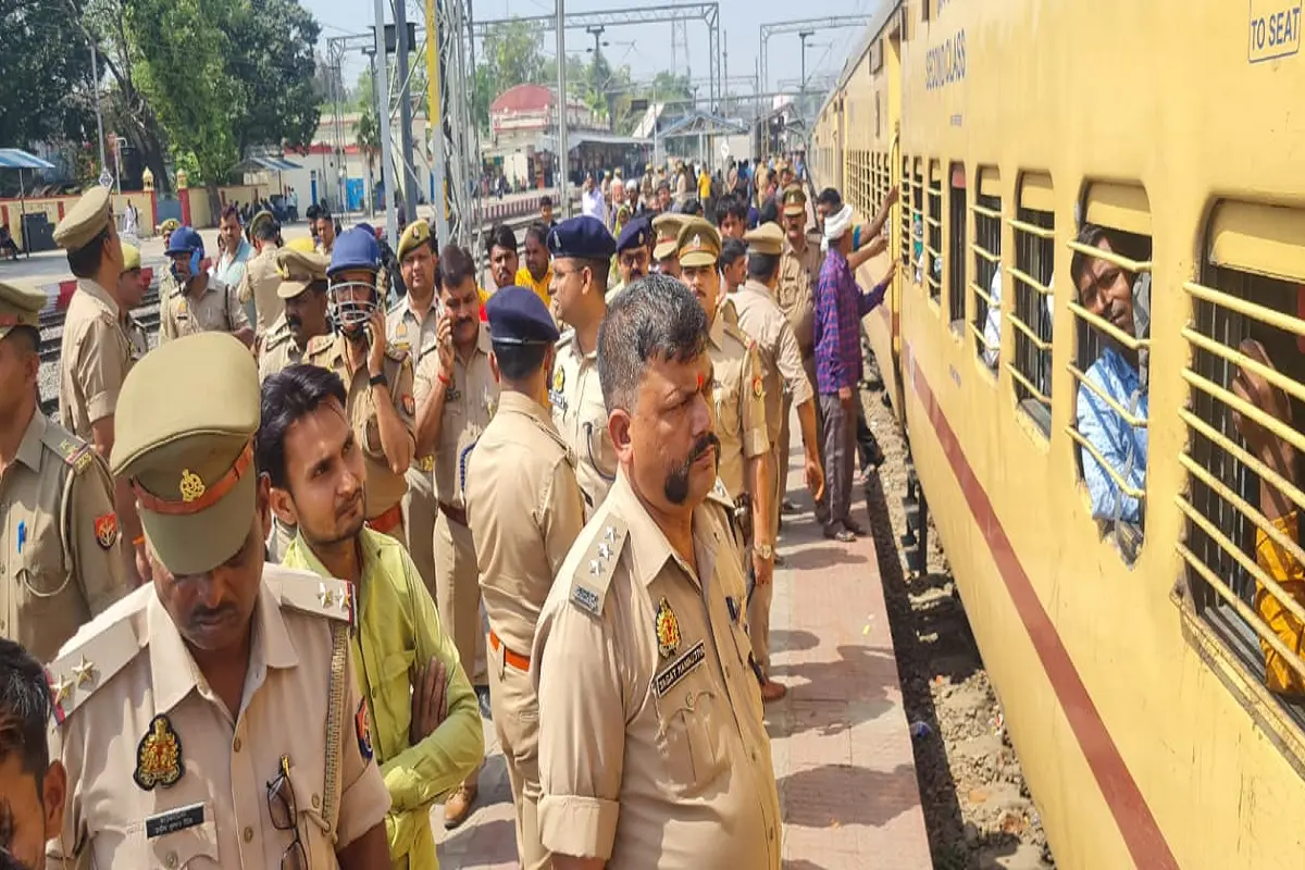 Barauni-Gwalior Express checked at Barabanki railway station 