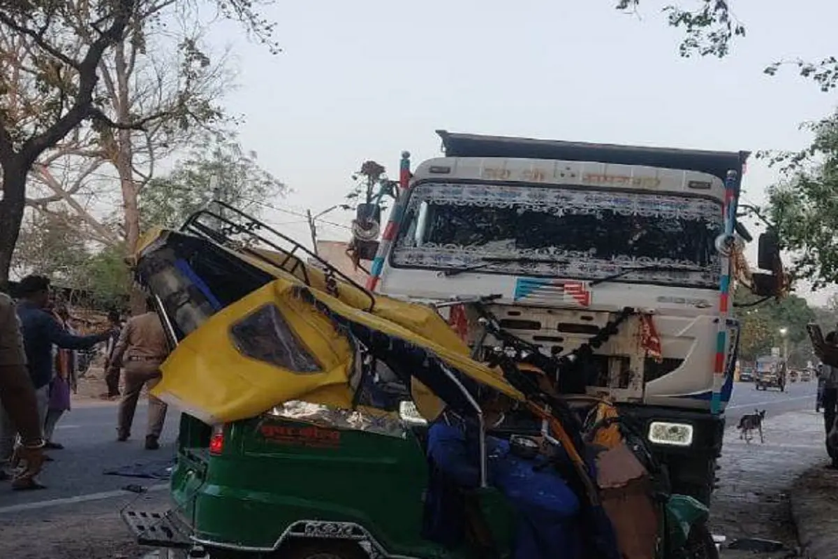 UP Road Accident: चित्रकूट में तेज रफ्तार डंपर ने ऑटो रिक्शा को मारी जोरदार टक्कर, 5 की मौत