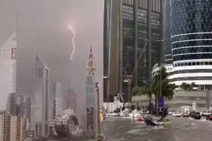 Dubai Flood: दुबई में आफत बनकर टूटी बारिश…चारों तरफ मचा कोहराम, ओमान में 18 की मौत, सिंगर राहुल वैद्य दिखे हाथ में जूता लिए, Video