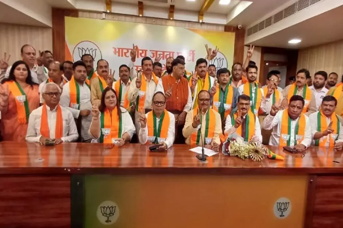 Former UP DGP Vijay Kumar joins BJP