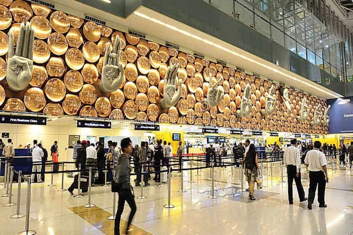 दिल्ली एयरपोर्ट को परमाणु बम से उड़ाने की धमकी, 2 आरोपी यात्री गिरफ्तार