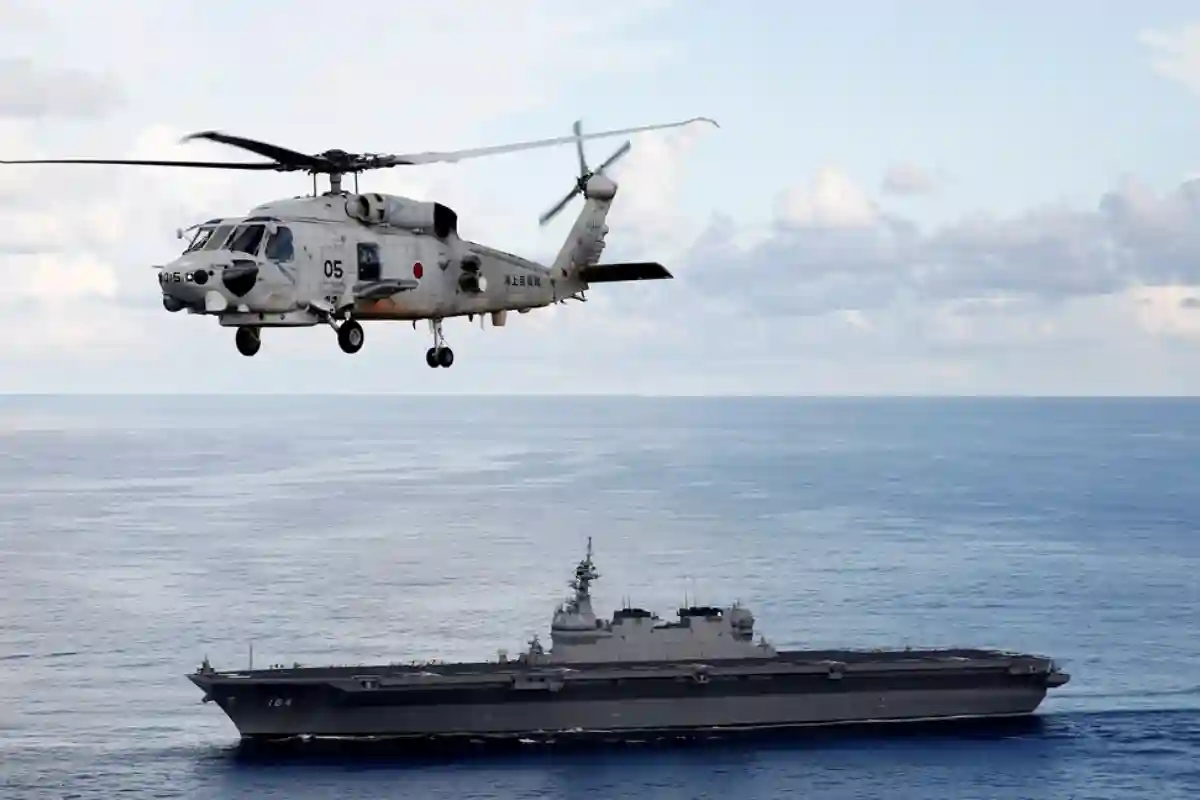 जापानी नौसेना के दो हेलीकॉप्टर प्रशिक्षण उड़ान के दौरान दुर्घटनाग्रस्त, एक व्यक्ति की मौत, सात लापता