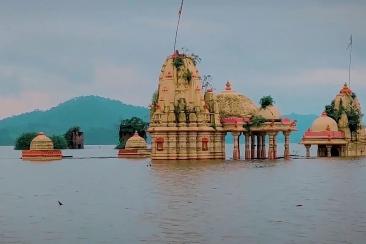 शिव का अनूठा मंदिर, जो 6 महीने तक पानी में डूबा रहता है, जानिए इसका इतिहास
