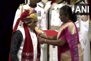 वेंकैया नायडू, मिथुन चक्रवर्ती, उषा उथुप सहित 132 लोगो को पद्म पुरस्कार से सम्मानित किया गया
