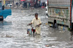 पाकिस्तान में बारिश से बीते 4 दिनों में जान गंवाने वालों की संख्या बढ़कर 63 हुई