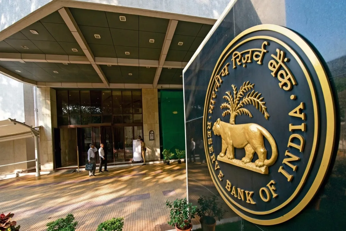 RBI ने इन बैंकों पर लगाया प्रतिबंध