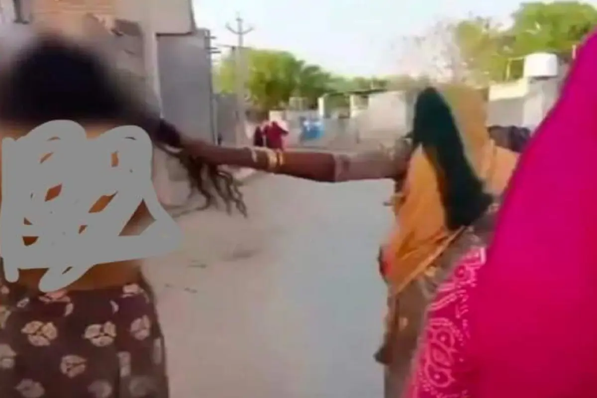 Rajasthan News: पति की प्रेमिका को पत्नी ने अर्धनग्न कर पूरे गांव में घुमाया, बाल पकड़ कर खींचा, वीडियो शेयर करने वालों पर कार्रवाई करेगी पुलिस
