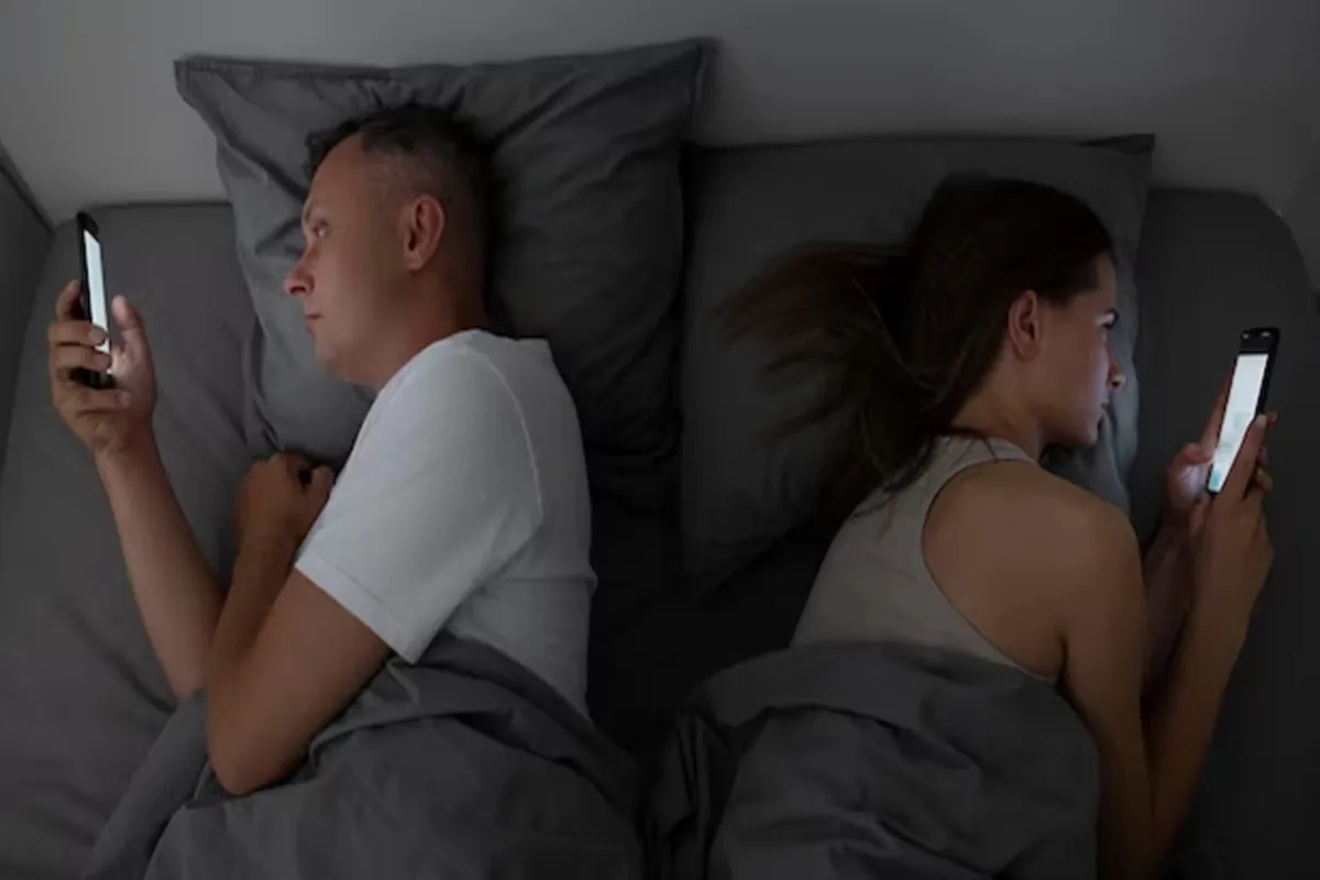 Sleep Divorce: कपल्स के बीच तेजी से ट्रेंड कर रहा ‘स्लीप डिवोर्स’, जानें आखिर क्या है ये? कपल्स को इससे फायदा या नुकसान