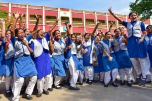 UP Board Result: यूपी बोर्ड की परीक्षा में लड़कियां निकलीं आगे, कक्षा-10 में सीतापुर के शुभम ने किया टॉप