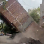 दिल्ली के कल्याणपुरी में भरभराकर गिरी बिल्डिंग, VIDEO VIRAL