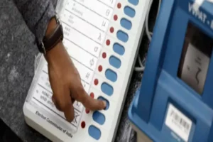 कहीं EVM खराब तो कहीं धीरे वोटिंग की शिकायत… सपा ने पीठासीन अधिकारी पर लगाया बुजुर्ग मतदाताओं के वोट डालने का आरोप