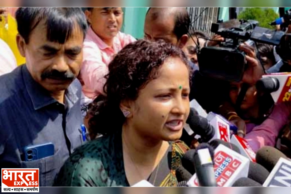 Jharkhand: पूर्व CM हेमंत सोरेन की गिरफ्तारी के बाद पत्नी कल्पना पहली बार पहुंचीं JMM के हरमू कार्यालय, शुरू कराई ‘महारैली’ की तैयारी
