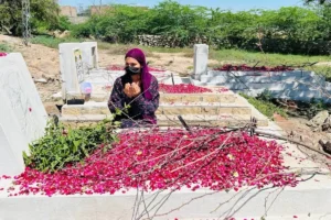 पाकिस्तानी लड़की ने बहन की कब्र पर जाकर बनाया ऐसा Vlog, वीडियो देख भड़के लोग, बोले-मुझे भरोसा नहीं…