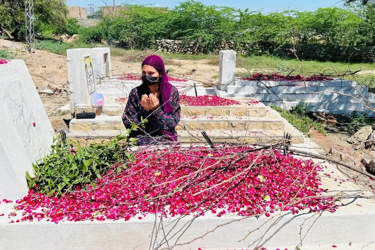 Pakistani girl made video in the cemetery