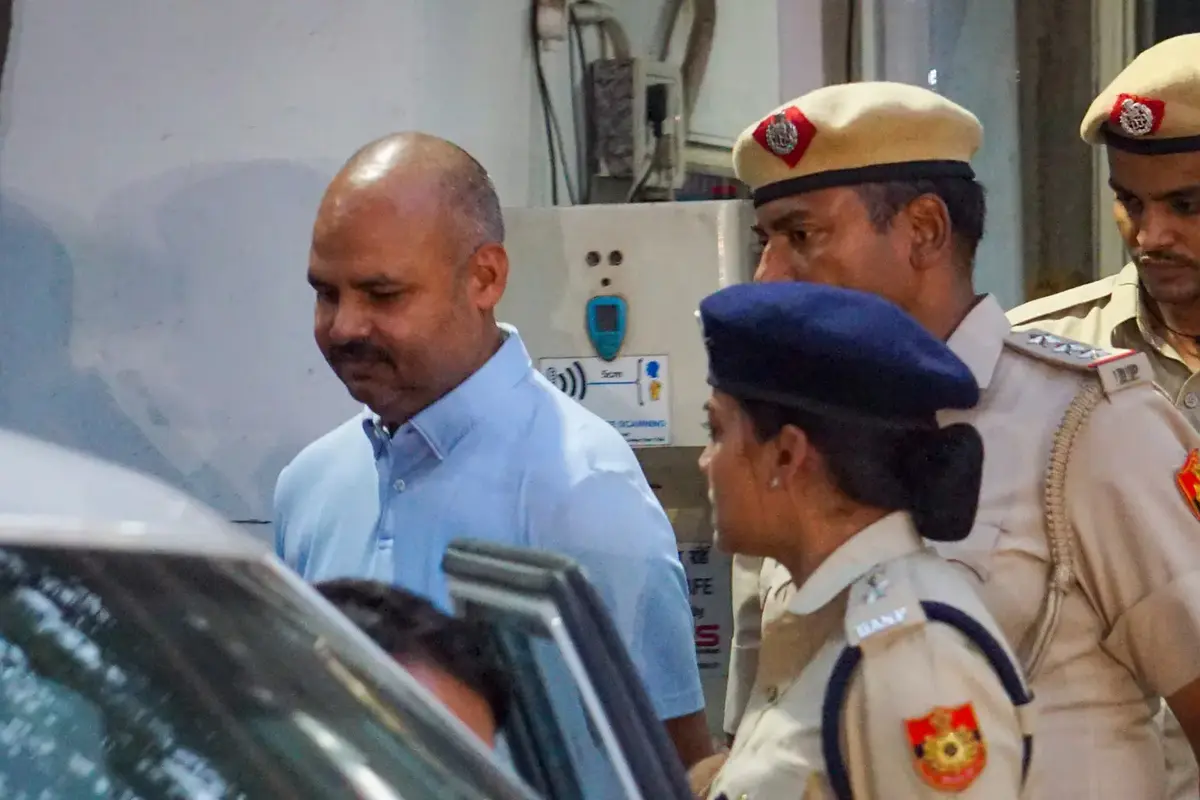 स्वाति मालीवाल से मारपीट मामले में विभव कुमार ने अपनी गिरफ्तारी को लेकर हाईकोर्ट में दी चुनौती, 31 मई को होगी सुनवाई