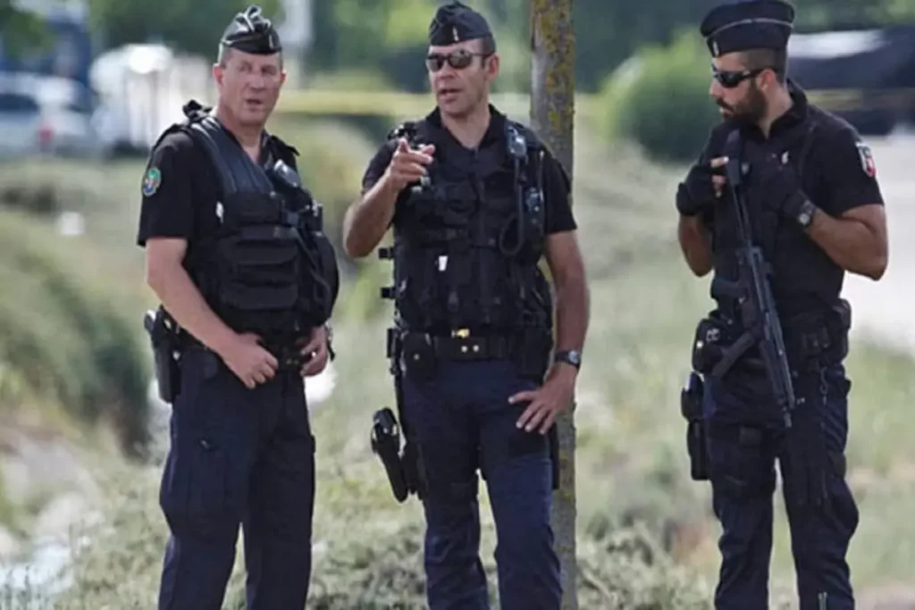 Armed people attacked police