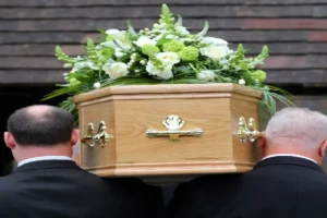 ब्रिटेन में अपनों का अंतिम संस्कार भी नहीं करा रहे हैं लोग! चौंका देने वाली वजह आई सामने