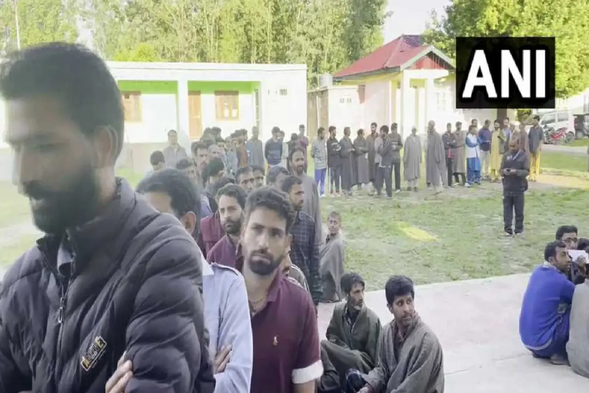 जम्मू-कश्मीर में वोट डालने के लिए उमड़ा जनसैलाब, इस पोलिंग बूथ पर सबसे पहले 99 साल के बुजुर्ग ने डाला वोट- Video