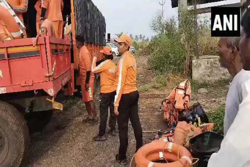 Maharashtra Bhima River Boat full of passengers sinks