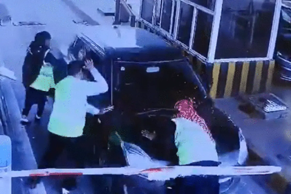 UP News: बेखौफ ड्राइवर का आतंक, टोल मांगने पर चढ़ा दी कार, बोनट पर टंग गई महिला कर्मचारी, Video