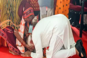 केंद्रपाड़ा रैली में पीएम मोदी का फिर दिखा अलग अंदाज, घुटनों के बल बैठकर महिला के छुए पैर