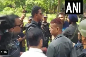 बैरकपुर लोकसभा सीट से भाजपा उम्मीदवार अर्जुन सिंह और TMC कार्यकर्ता के बीच झड़प, Video
