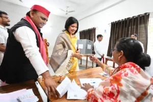Lok Sabha Elections-2024: “गर्मी में वोट डलवाने के लिए BJP वालों को मिलनी चाहिए सजा…” पत्नी डिंपल यादव के साथ मतदान करने पहुंचे अखिलेश ने भाजपा सरकार पर साधा निशाना