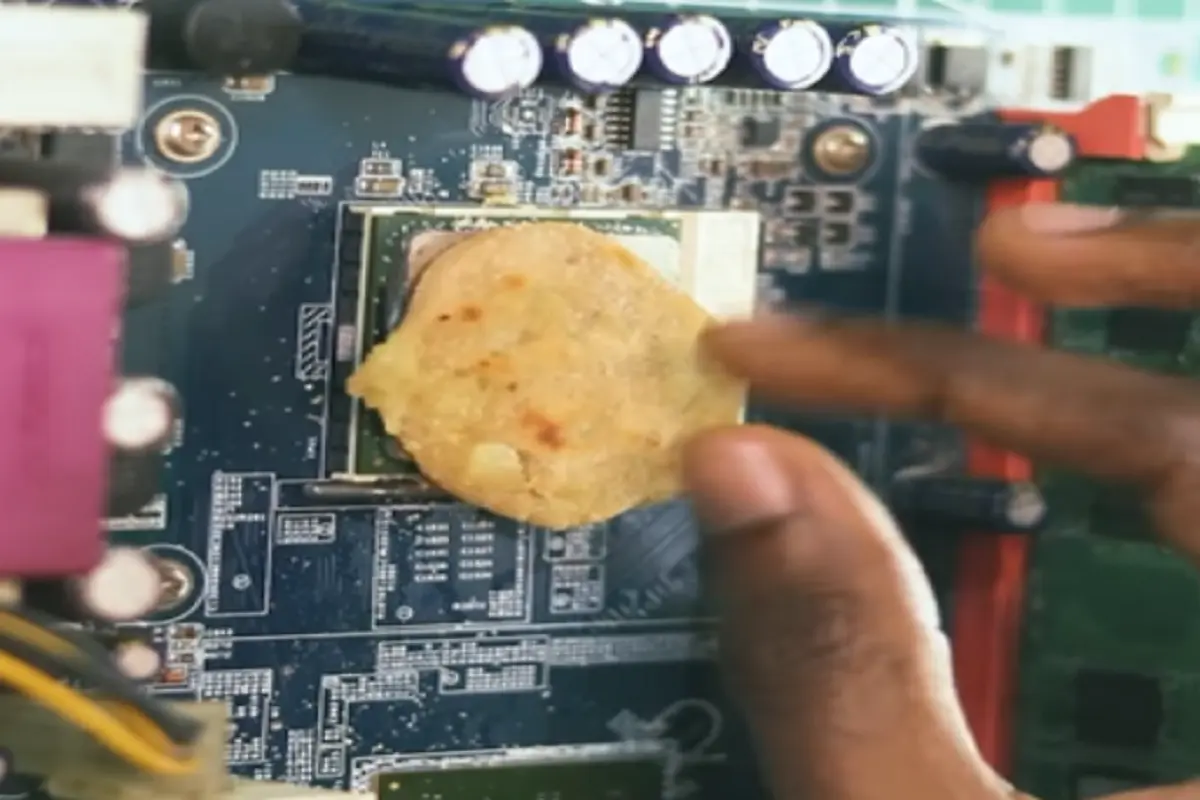 boy made potato paratha on CPU