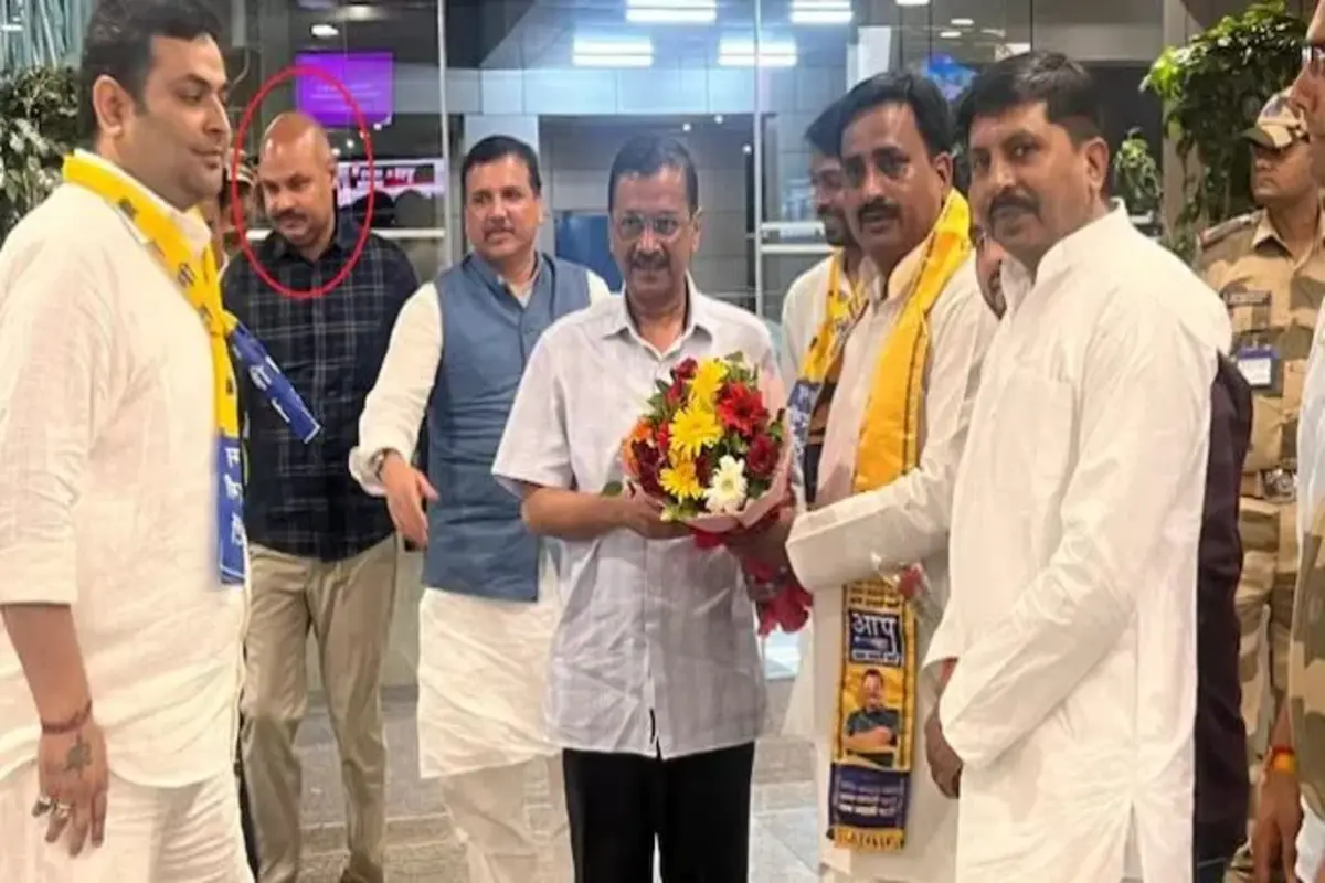 Arvind kejriwal and vibhav kumar