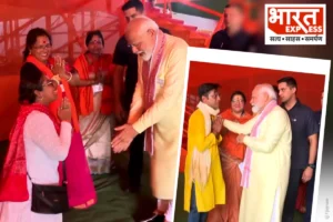 PHOTOS: PM मोदी को सामने देखकर उनके सहज स्वभाव से भावुक हो रहे आमजन, किसी ने हाथ जोड़े, कोई छूने लगा पैर