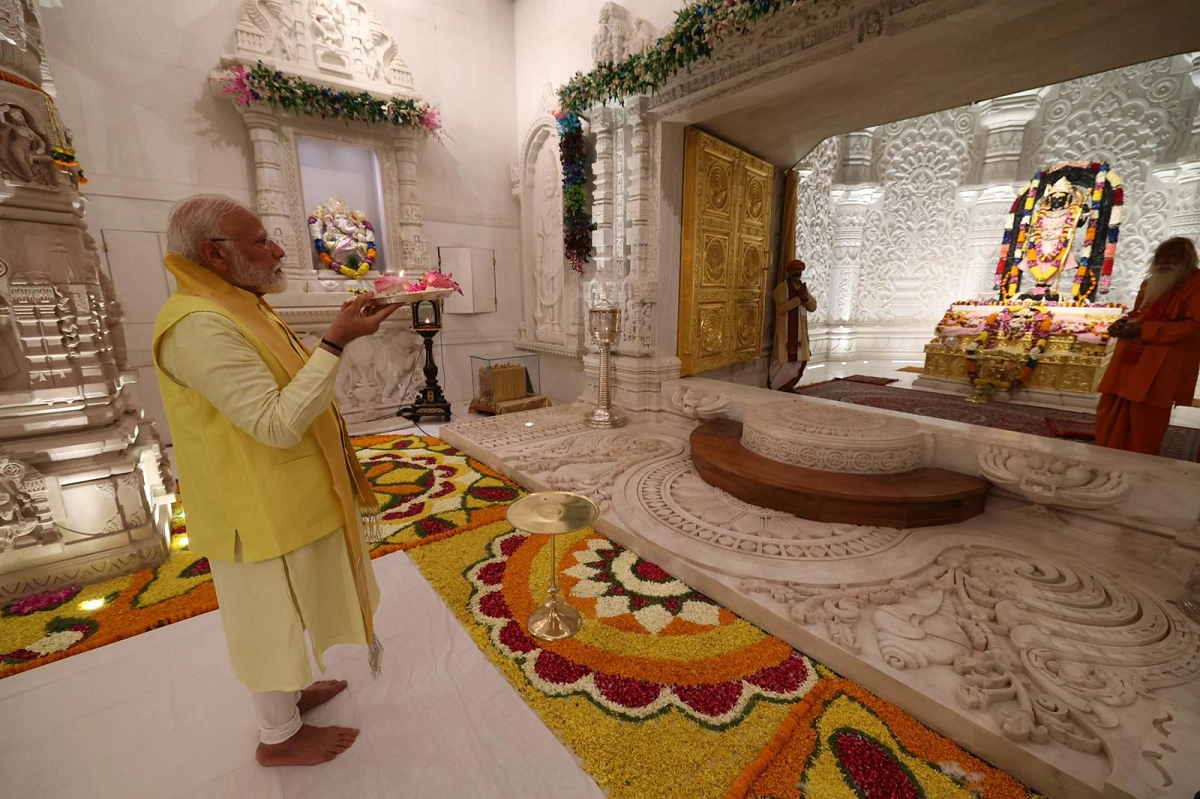 pm modi in ayodhya ram mandir photo 