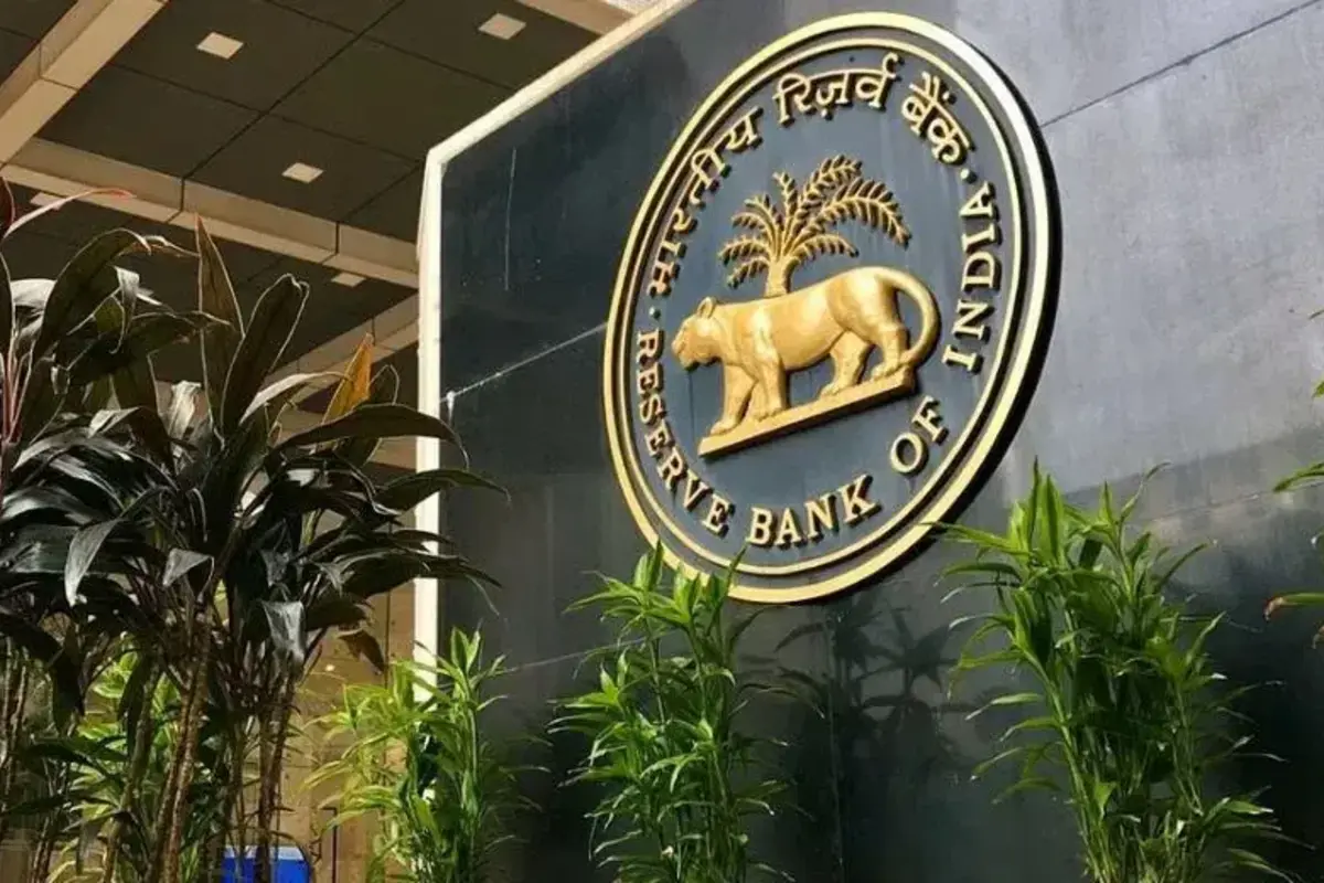 इन बैंकों के खिलाफ RBI ने उठाया सख्त कदम, ग्राहक अब खाते से नहीं निकाल पाएंगे 20 हजार से ज्यादा का कैश लोन