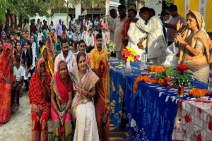 पूर्व सांसद धनंजय सिंह की पत्नी और बसपा प्रत्याशी श्रीकला की चौपाल में धर्म और जाति का बंधन तोड़ते नजर आए लोग