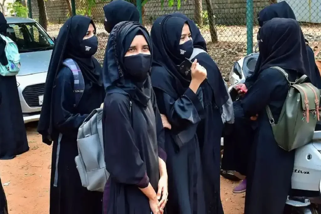 कॉलेज परिसर के भीतर बुर्का या हिजाब पहनने पर प्रतिबंध