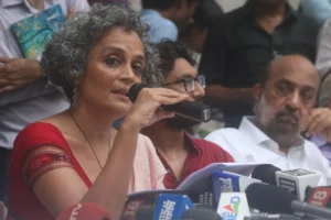 उपन्यासकार Arundhati Roy के खिलाफ UAPA के तहत दर्ज FIR पर मुकदमा चलाने की मंजूरी, जानें क्या है पूरा मामला