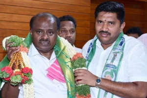 Bengaluru : BJP leader NR Santosh, a close aide of former Karnataka CM BS Yediyurappa joins JDS in the presence of HD Kumaraswamy, in Bengaluru on Saturday, April 15, 2023. (Photo:IANS)