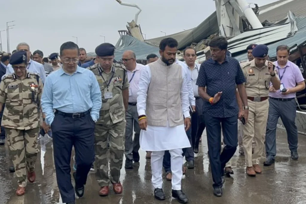 Delhi airport canopy collapses