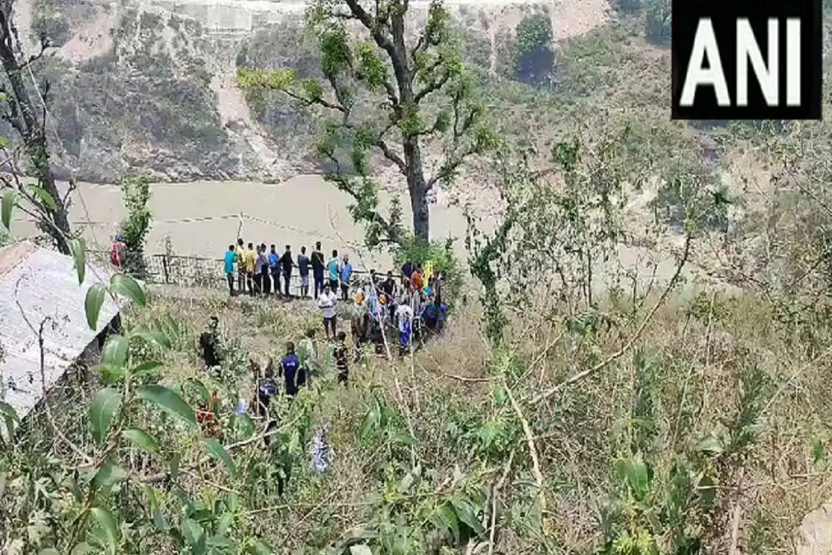 Rudraprayag Accident: यात्रियों से भरा टैंपो ट्रैवलर गिरा अलकनंदा नदी में; नौ की मौत, CM धामी ने जताया दुख, DM को दिए ये आदेश-Video