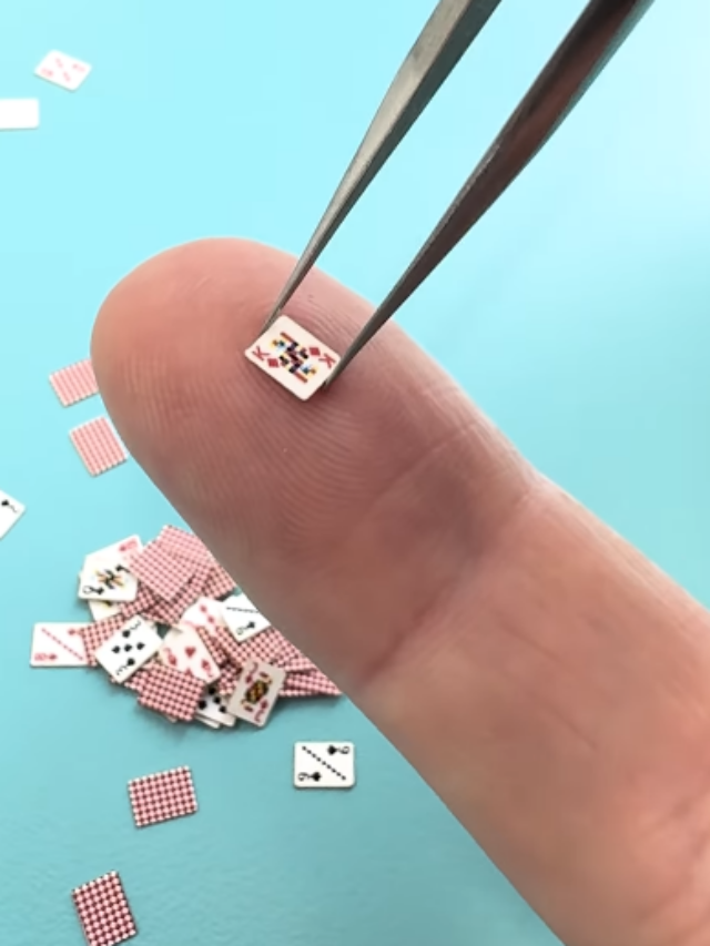 लंदन के डिजाइनर ने बनाए ‘दुनिया के सबसे छोटे प्लेइंग कार्ड्स’, बना विश्व रिकॉर्ड