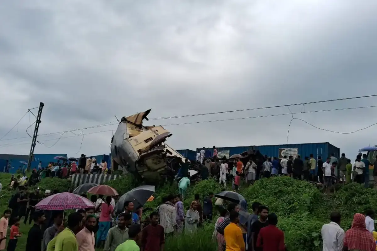 पश्चिम बंगाल के न्यू जलपाईगुड़ी में भीषण ट्रेन हादसा, कम से कम 15 लोगों की मौत और 60 घायल
